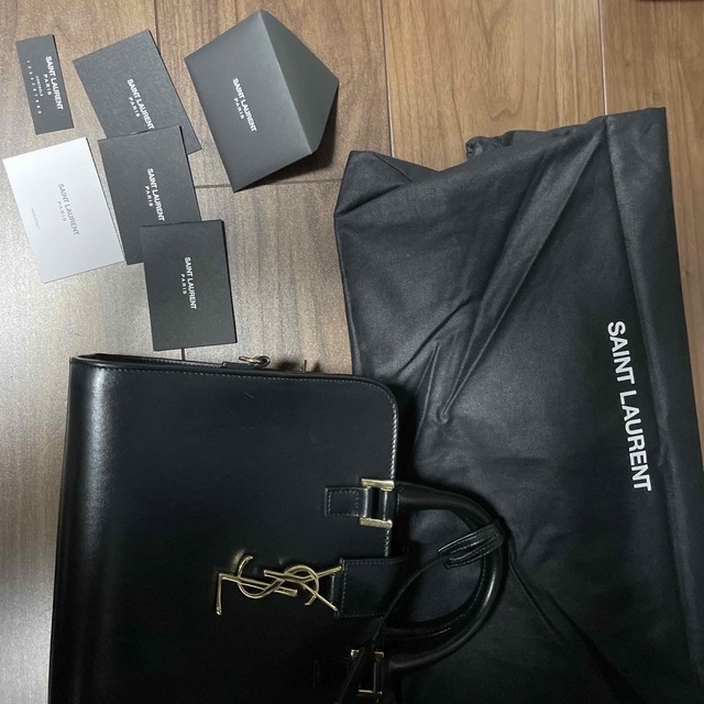 Yves Saint Laurent(イヴサンローラン)のイヴ・サンローラン　ハンドバッグ レディースのバッグ(ショルダーバッグ)の商品写真