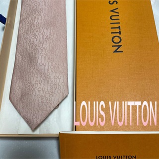 ルイヴィトン(LOUIS VUITTON)のルイ・ヴィトン  ネクタイ【未使用に近い】ブランドネーム総柄　光沢　厚手(ネクタイ)