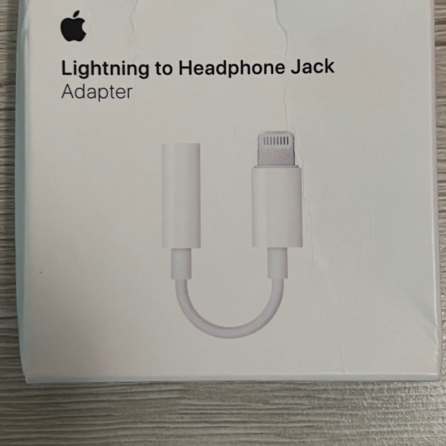 Apple(アップル)の✨美品✨Lightning to Headphone Jack♥️Adapter スマホ/家電/カメラのスマホアクセサリー(ストラップ/イヤホンジャック)の商品写真