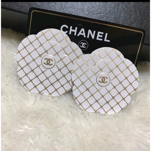 CHANEL ホワイトゴールド カメリアステッカー 2枚set インテリア/住まい/日用品のオフィス用品(ラッピング/包装)の商品写真