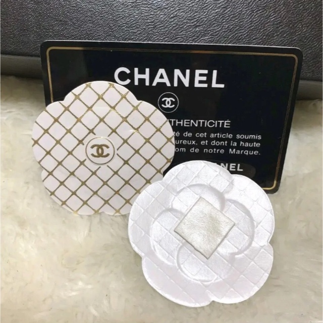 CHANEL ホワイトゴールド カメリアステッカー 2枚set インテリア/住まい/日用品のオフィス用品(ラッピング/包装)の商品写真