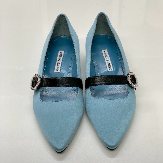 MANOLO BLAHNIK(マノロブラニク)の5669 マノロブラニク ビジュー ベルト サテン パンプス ブルー レディースの靴/シューズ(ハイヒール/パンプス)の商品写真