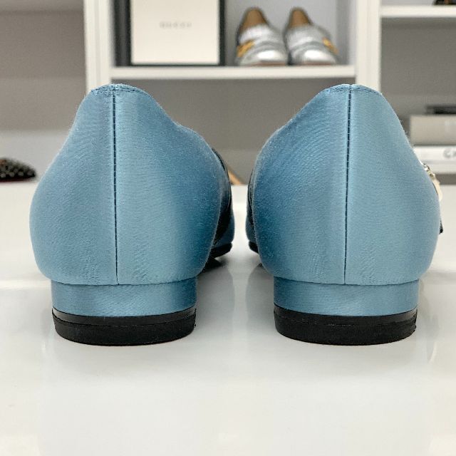 MANOLO BLAHNIK(マノロブラニク)の5669 マノロブラニク ビジュー ベルト サテン パンプス ブルー レディースの靴/シューズ(ハイヒール/パンプス)の商品写真