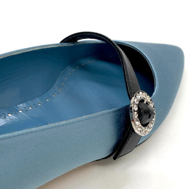 MANOLO BLAHNIK(マノロブラニク)の5669 マノロブラニク ビジュー ベルト サテン パンプス ブルー レディースの靴/シューズ(ハイヒール/パンプス)の商品写真