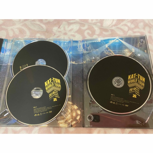 KAT-TUN(カトゥーン)のKAT-TUN NO MORE PAIN WORLD TOUR 2010 初回盤 エンタメ/ホビーのDVD/ブルーレイ(ミュージック)の商品写真