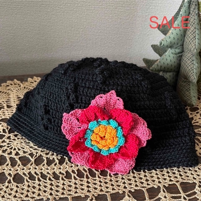 大きなお花のついた帽子 ハンドメイドのファッション小物(帽子)の商品写真