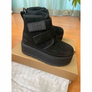 アグ(UGG)のUGG   厚底ブーツ　黒　2022(ブーツ)