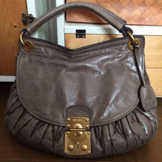 MIU MIU(ホワイト/白色系)のフリマアイテム一覧 MIU MIU(ホワイト/白色系)のフリマアイテム一覧