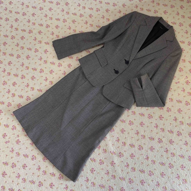 a.v.v(アーヴェヴェ)のアーヴェヴェ スカートスーツ 上38下36 W64 グレー 未使用に近い DMW レディースのフォーマル/ドレス(スーツ)の商品写真