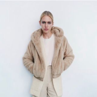 ザラ(ZARA)のZARA フェイクファーフーデットジャケット　コート　(毛皮/ファーコート)