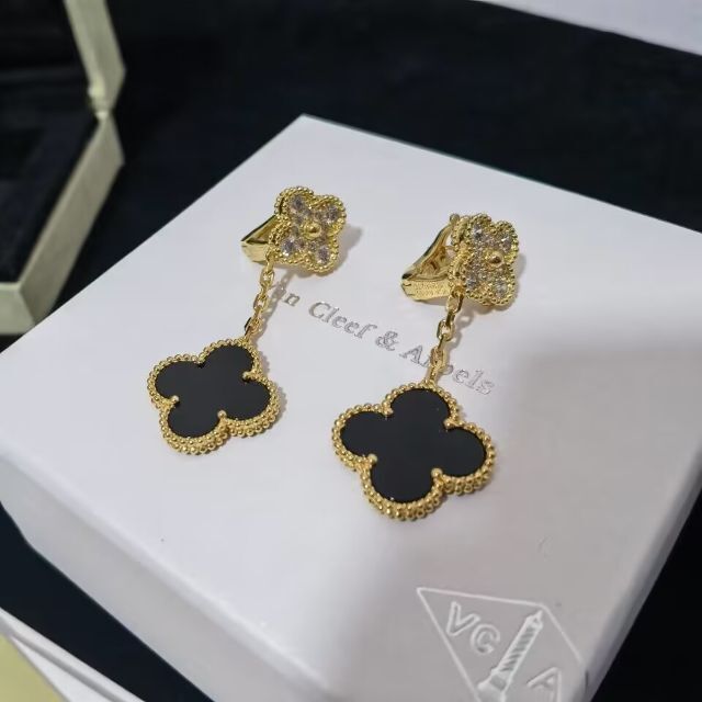 ヴァンクリーフ&アーペル マジックアルハンブラ ピアス 2モチ ーフ ヴァンクリーフ&アーペル マジックアルハンブラ ピアス 2モチ ーフ