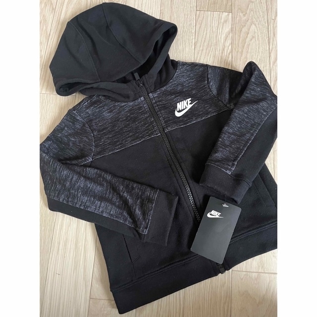 NIKE(ナイキ)のNIKE 新品タグ付き　パーカー キッズ/ベビー/マタニティのキッズ服男の子用(90cm~)(ジャケット/上着)の商品写真