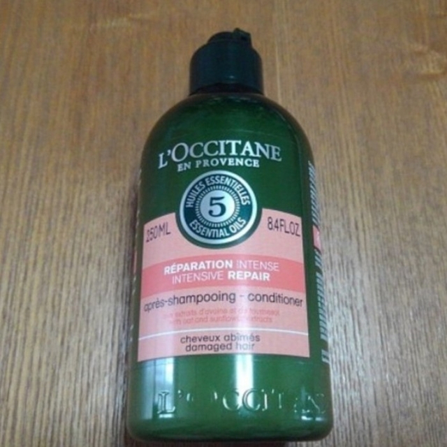 L'OCCITANE(ロクシタン)のロクシタン 【新品】ファイブハーブス リペアリング コンディショナー 250ml コスメ/美容のヘアケア/スタイリング(コンディショナー/リンス)の商品写真