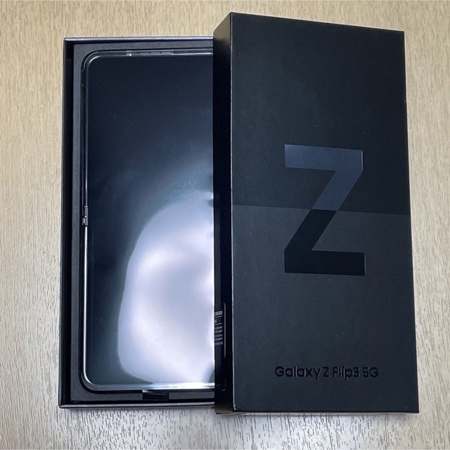 SAMSUNG Galaxy Z Flip3 5G ファントムブラック。