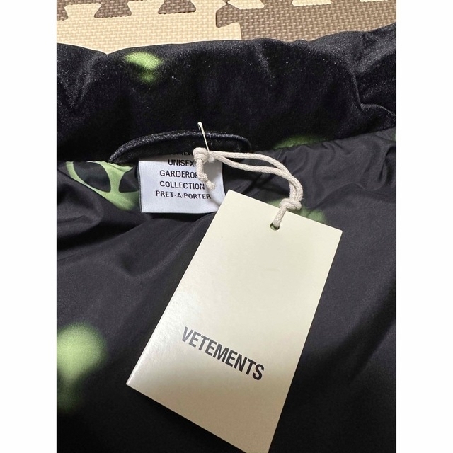 VETEMENTS(ヴェトモン)のVETEMENTS EXTRATERRESTRIAL JACKET メンズのジャケット/アウター(ダウンジャケット)の商品写真