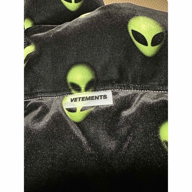 VETEMENTS(ヴェトモン)のVETEMENTS EXTRATERRESTRIAL JACKET メンズのジャケット/アウター(ダウンジャケット)の商品写真