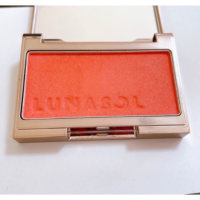 LUNASOL(ルナソル)のカラーリングシアーチークス（グロウ）ケース付き コスメ/美容のベースメイク/化粧品(チーク)の商品写真