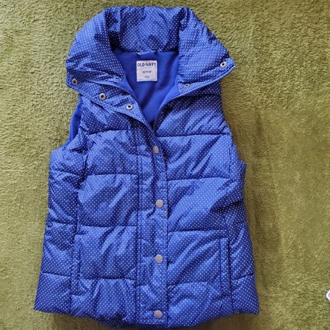 Old Navy(オールドネイビー)のダウンベスト　XS キッズ/ベビー/マタニティのキッズ服女の子用(90cm~)(ジャケット/上着)の商品写真