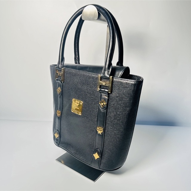 MCM(エムシーエム)の★ラスト1点限り★ MCM ハンドバッグ　レザー　ゴールド　ロゴ　人気のブラック レディースのバッグ(ハンドバッグ)の商品写真