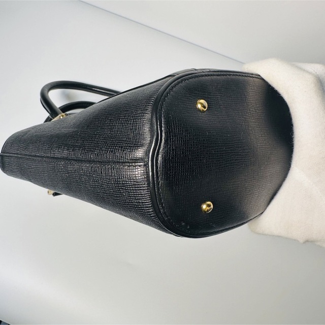 ☆ラスト1点限り☆ MCM ハンドバッグ レザー ゴールド ロゴ 人気 ☆ラスト1点限り☆ MCM ハンドバッグ レザー ゴールド ロゴ 人気