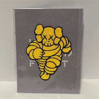 新品　カウズ　kaws ワッペン　黄色　CHUM TOKYOFIRST 東京(キャラクターグッズ)