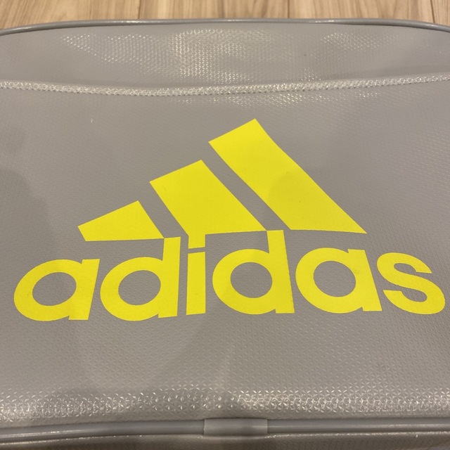 adidas(アディダス)のアディダス　エナメルバッグ メンズのバッグ(ショルダーバッグ)の商品写真