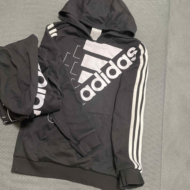 adidas(アディダス)の新品 adidas 薄手パーカー 150 2枚 キッズ/ベビー/マタニティのキッズ服男の子用(90cm~)(Tシャツ/カットソー)の商品写真