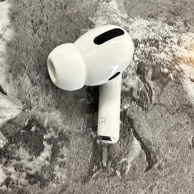 Apple(アップル)のApple AirPods pro 第一世代 右耳 不具合あり スマホ/家電/カメラのオーディオ機器(ヘッドフォン/イヤフォン)の商品写真