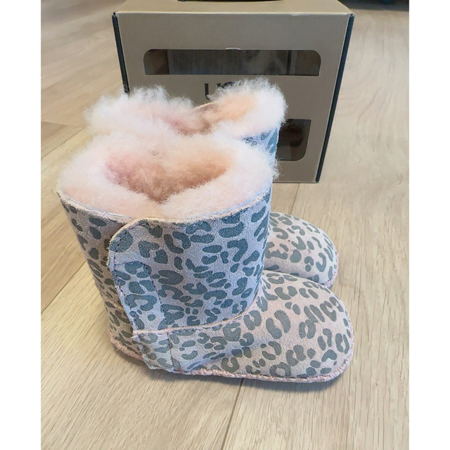 UGG(アグ)の新品☆ugg  ベビー　ムートンブーツ キッズ/ベビー/マタニティのベビー靴/シューズ(~14cm)(ブーツ)の商品写真