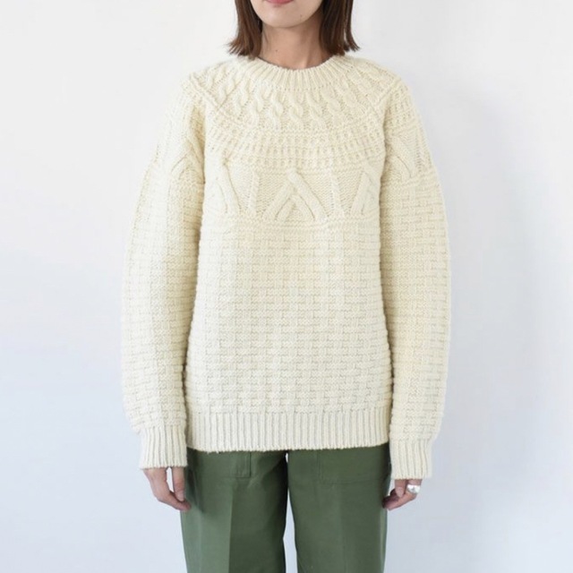 今季 BATONER SPREAD ARAN CREW NECK KNIT