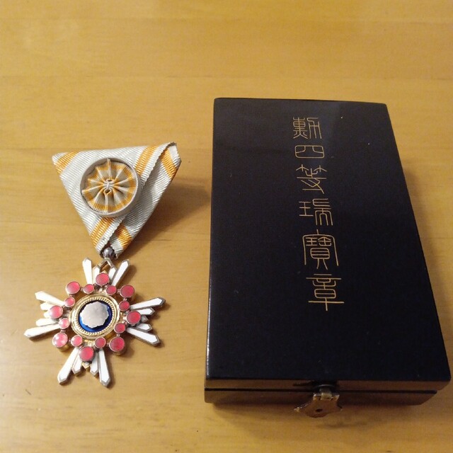 美品】勲四等瑞宝章 明治勲章 共箱入り 純銀製 勲章 徽章 褒章 49の