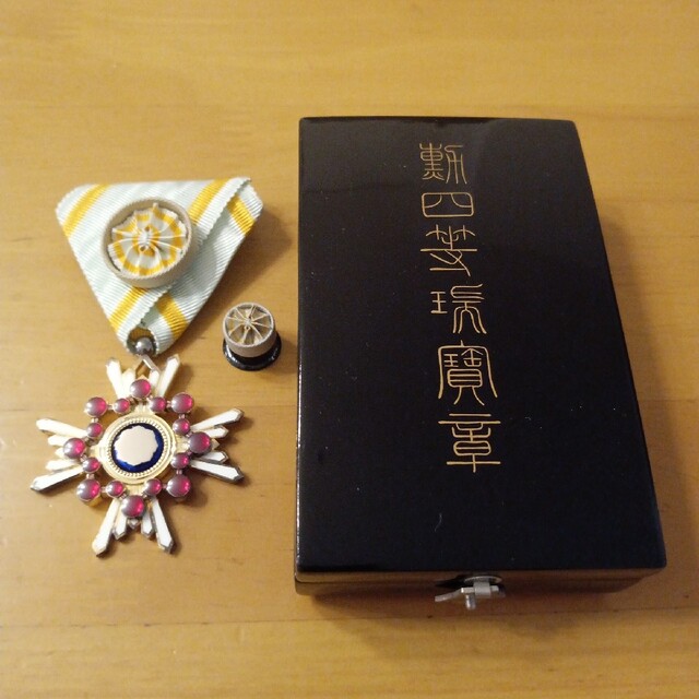 極美品】勲四等瑞宝章 明治勲章 共箱入り 純銀製 勲章 徽章 褒章 50