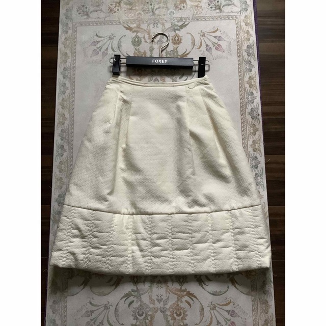 FOXEY(フォクシー)のFOXEY♡ French Sucre 中綿スカート38 ホワイト　細身の方向け レディースのスカート(ひざ丈スカート)の商品写真