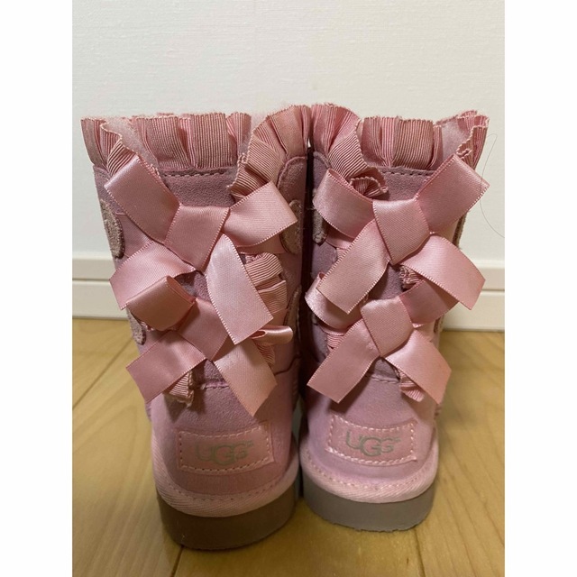 UGG(アグ)のugg リボン付きブーツ　15cm キッズ/ベビー/マタニティのキッズ靴/シューズ(15cm~)(ブーツ)の商品写真