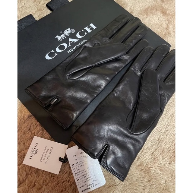 COACH(コーチ)のコーチ スカルプテッド シグネチャー レザー テック グローブ 手袋 レディースのファッション小物(手袋)の商品写真