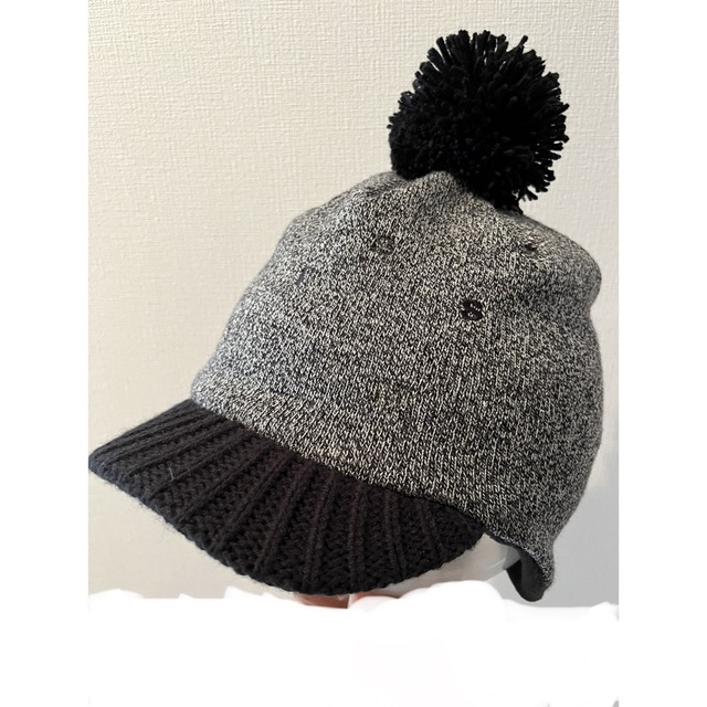 ニット帽　キャスケット　ボンボン付 レディースの帽子(ニット帽/ビーニー)の商品写真