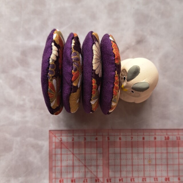 丸いミニチュア座布団　紫菊×紫 ハンドメイドのおもちゃ(その他)の商品写真