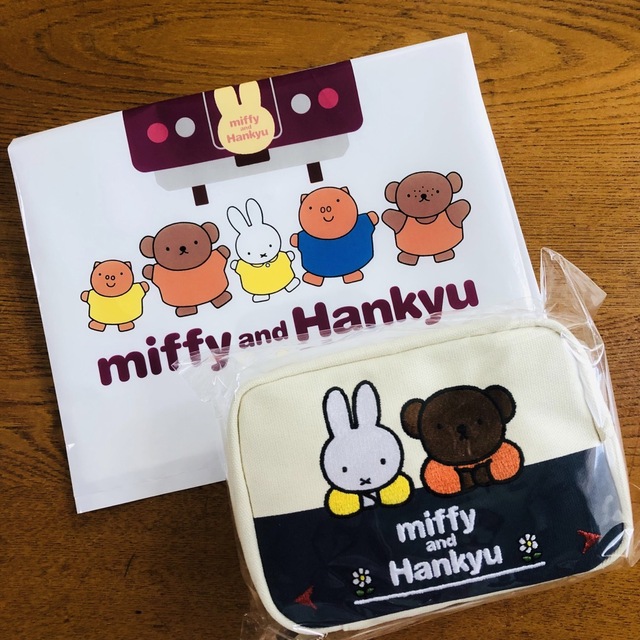 miffy(ミッフィー)の【限定】　ミッフィー　阪急　コラボ　ポーチ　阪急電車 レディースのファッション小物(ポーチ)の商品写真