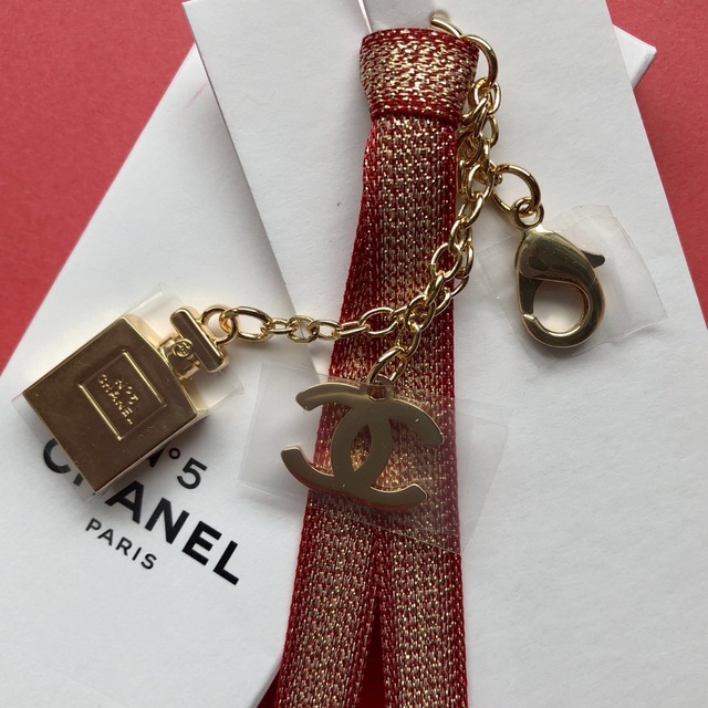 CHANEL(シャネル)のCHANEL ノベルティ☆2022ホリデー限定品 レディースのアクセサリー(チャーム)の商品写真