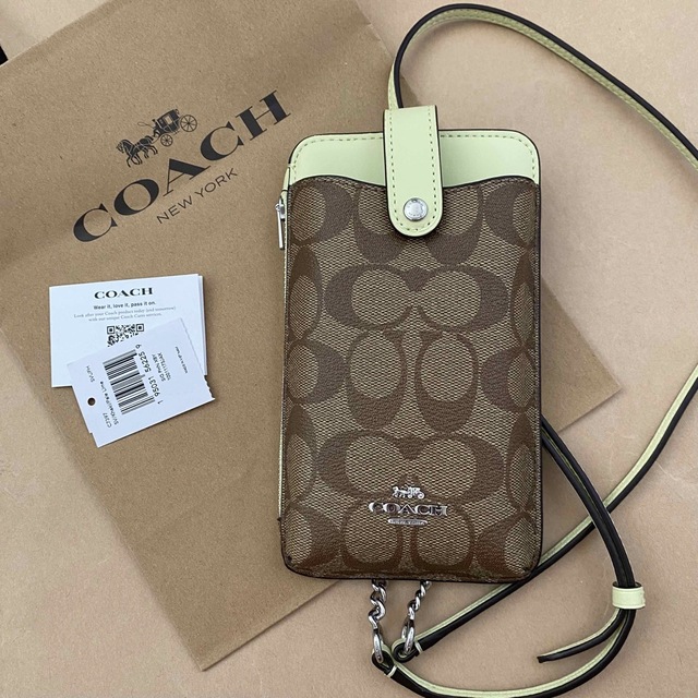 COACH スマホショルダー クロスボディ シグネチャー  ペール　ライム