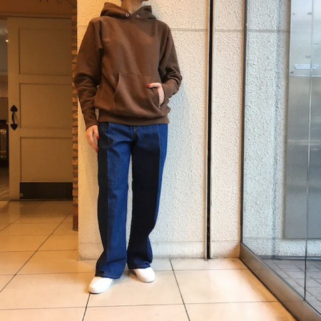 1LDK SELECT(ワンエルディーケーセレクト)のcristaseya Denim Pleated Trousers メンズのパンツ(デニム/ジーンズ)の商品写真