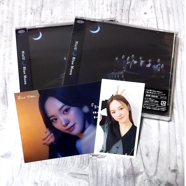 NiziU(ニジュー)のniziu 通常盤CD2枚 メッセージカード トレカ付き エンタメ/ホビーのCD(K-POP/アジア)の商品写真
