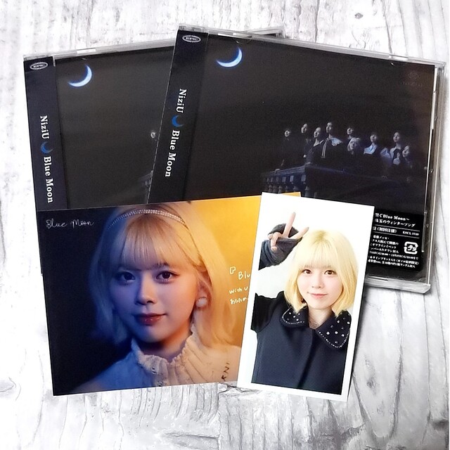 NiziU(ニジュー)のniziu 通常盤CD2枚 メッセージカード トレカ付き エンタメ/ホビーのCD(K-POP/アジア)の商品写真