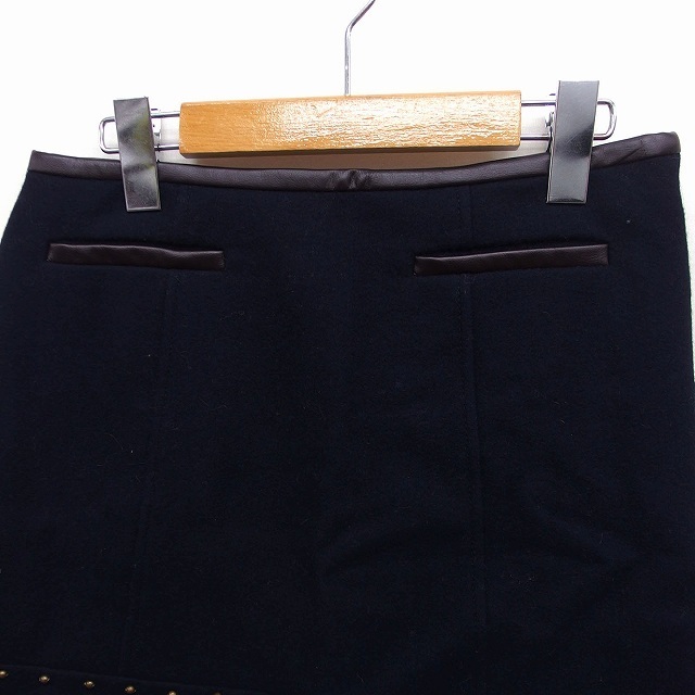 JUSGLITTY(ジャスグリッティー)のジャスグリッティー JUSGLITTY 台形スカート ミニ スタッズ 無地 起毛 レディースのスカート(ミニスカート)の商品写真