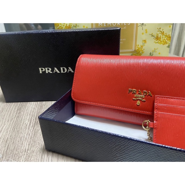 プラダ　PRADA　財布　赤