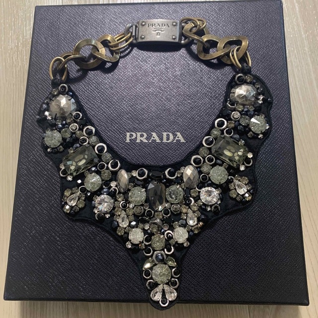 PRADA(プラダ)の最安セール中！未使用　プラダ　ビジュー　カラーストーン　ネックレス レディースのアクセサリー(ネックレス)の商品写真