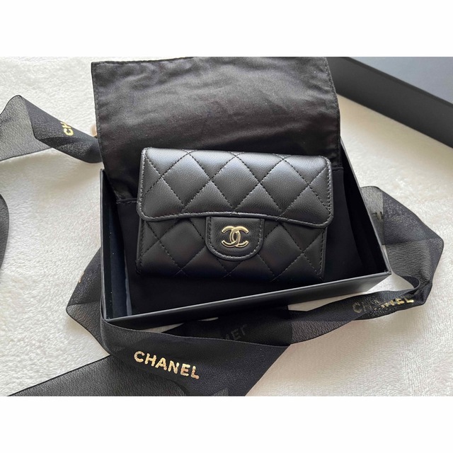 国際ブランド】 CHANEL ラムスキン 定番 フラップカードホルダー