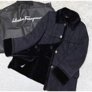 サルヴァトーレフェラガモ(Salvatore Ferragamo)のサルヴァトーレフェラガモ ゴールド金具 ムートンコート ジャケット リアルレザー(毛皮/ファーコート)