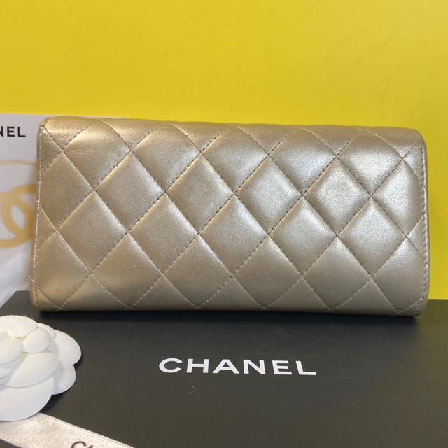 CHANEL(シャネル)のシャネル　マトラッセ　長財布　ラムスキン　ゴールド　クラシックフラップウォレット レディースのファッション小物(財布)の商品写真