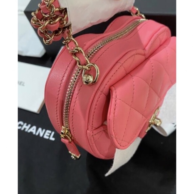 CHANEL(シャネル)のシャネル　ハートシェイプバック レディースのバッグ(ショルダーバッグ)の商品写真